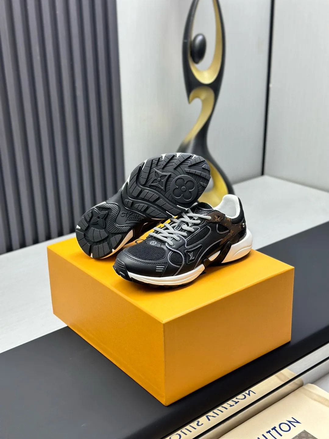 Factory price: 640💰Top version LV-Louis Vuitton-classic catwalk new style original 1:1 developed replica! ! The upper foot is very comfortable. It is made of luxurious materials and fine workmanship. The midsole is printed with English letters "Made in Europe". The upper is made of calfskin imported from Italy. The side is decorated with the brand's LOGO and signature. The latest latex foot pads and mesh lining make the foot feel super comfortable. The original two-color TPU combination outsole is specially provided by the original factory. Bag technology Goodyear stitched edges Fabric: Exclusive custom first-layer cowhide Accessories: Exclusive private model Vuitton logo, lining: Customized silk mesh lining - first-layer silk cowhide lining Outsole: TPU combination outsole wear-resistant, non-slip and anti-yellowing Foot pads: new latex pads-mesh sweat-absorbent Counter technology: fully computerized sewing machine wire drawing Toe box back cover Hot and cold shaping Full set of pull-top last with medium and low logo pattern Counter packaging - Shoelaces, certificates, cards, instructions, certificates of quality, dust bags, the most comprehensive packaging on the entire network, women's models 35-39, men's models 38-46 (38/46 customized, non-refundable!